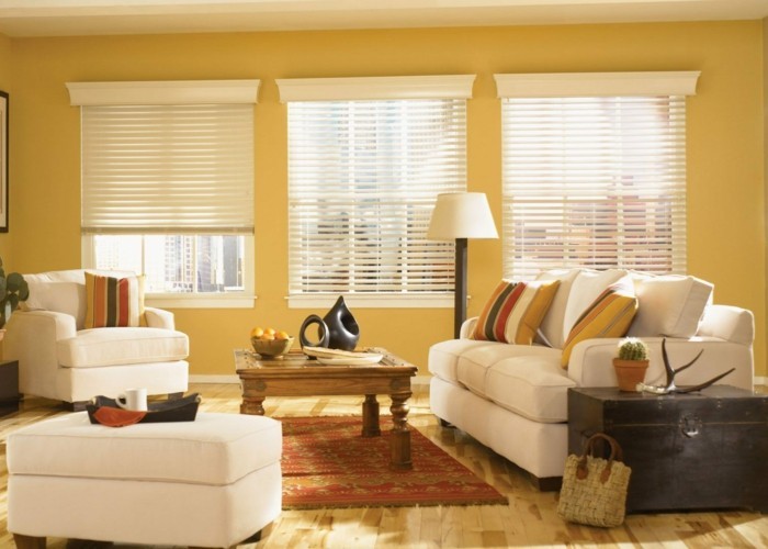 feng shui maison, murs jaunes, tapis rouge, fauteuil et canapé blancs, grandes fenêtres