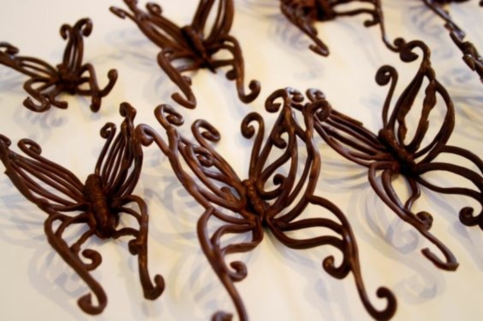 decor-chocolat-des-papillons-en-chocolat-art-idée-comment-décorer-un-gateau-d-anniversaire-petite-fille