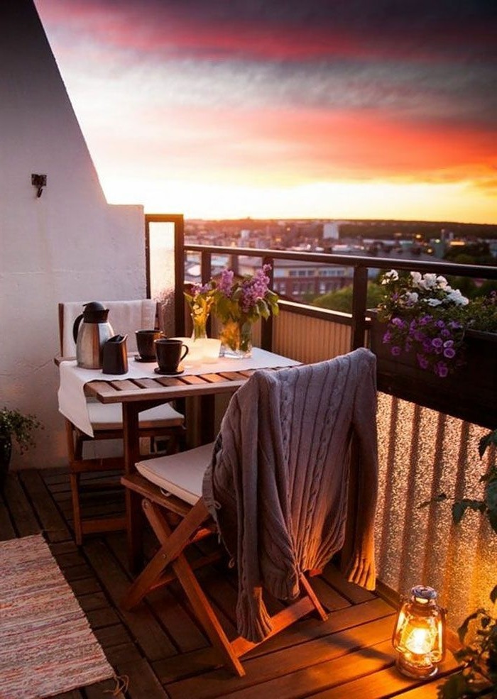 idee deco terrasse, lanterne à bougies, coucher de soleil, table en bois, aménager un petit balcon