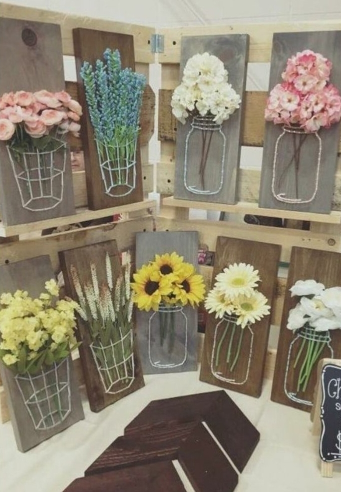 decoration-florale-sur-une-planche-en-bois-vase-avec-des-fleurs-fraiches-boques-idée-d-activité-créative-enfant