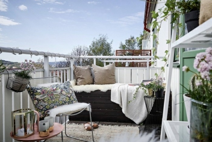 meuble balcon, banc en bois noir, coussins décoratifs, suspension plante, petite table base