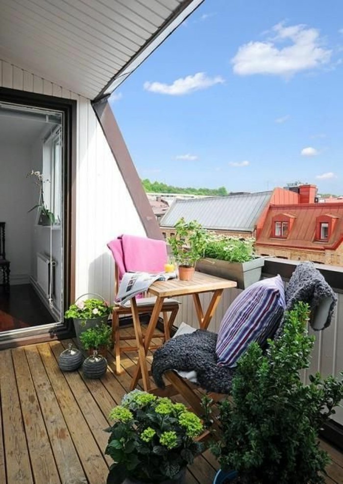 sol en bois, plantes vertes, table de balcon, coussins décoratifs