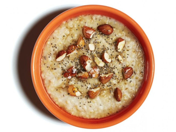 porridge recette facile à faire, avec des graines de chic et des amandes, sirop d'érable, recette saine pour être en forme