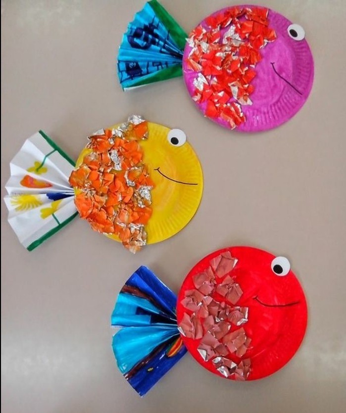 assiettes en papier transformées en poissons multicolores, décoration morceaux de papier, queues en éventail, de syeux en papier