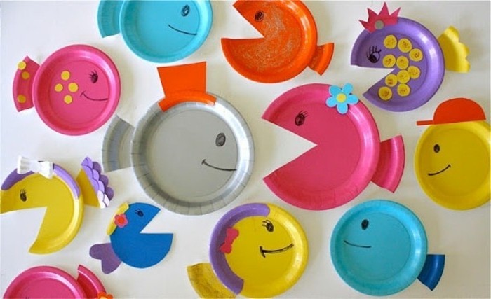 des assiettes multicolores en plastique transformées en petits poissons décorés, idée activite manuelle maternelle printemps