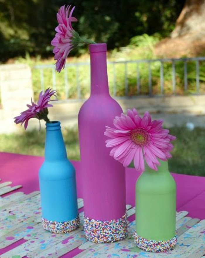 des-bouteilles-en-verre-customisées-et-repeintes-en-couleurs-diverses-decoration-fonds-de-bouteilles-et-fleurs-decotable-florale-activité-créative-pour-printemps