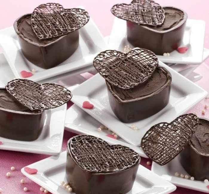 des-coeurs-au-chocolat-avec-un-dessus-grillage-en-forme-de-coeur-idee-decoration-dessert-saint-valentin