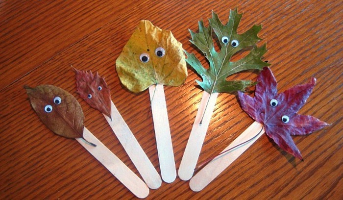 decoration amusante batonnets de glace et feuilles mortes, avec des yeux mobiles, activité manuelle automne maternelle