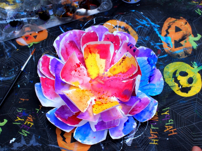 des-fleurs-d-assiette-en-papier-couvertes-de-peinture-plusiuers-couleurs-pour-décorer-une-fleur-multicolores-activité-manuelle-printemps