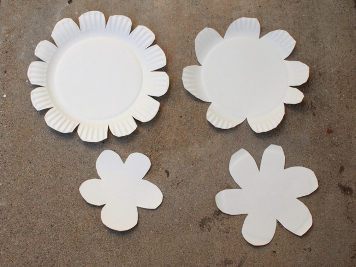 des-fleurs-de-différentes-tailles-découpées-dans-des-assiettes-en-papier-pour-fabriquer-une-fleur-artificielle-decorative-activité-manuelle-printemps