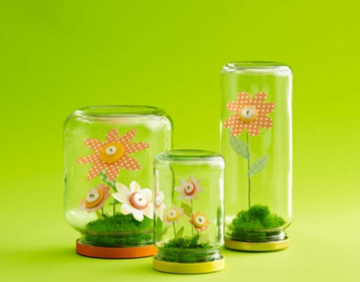 des-fleurs-en-papier-avec-des-boutons-dans-un-pot-en-verre-petit-terrarium-artificiel-idée-activité-manuelle-primaire