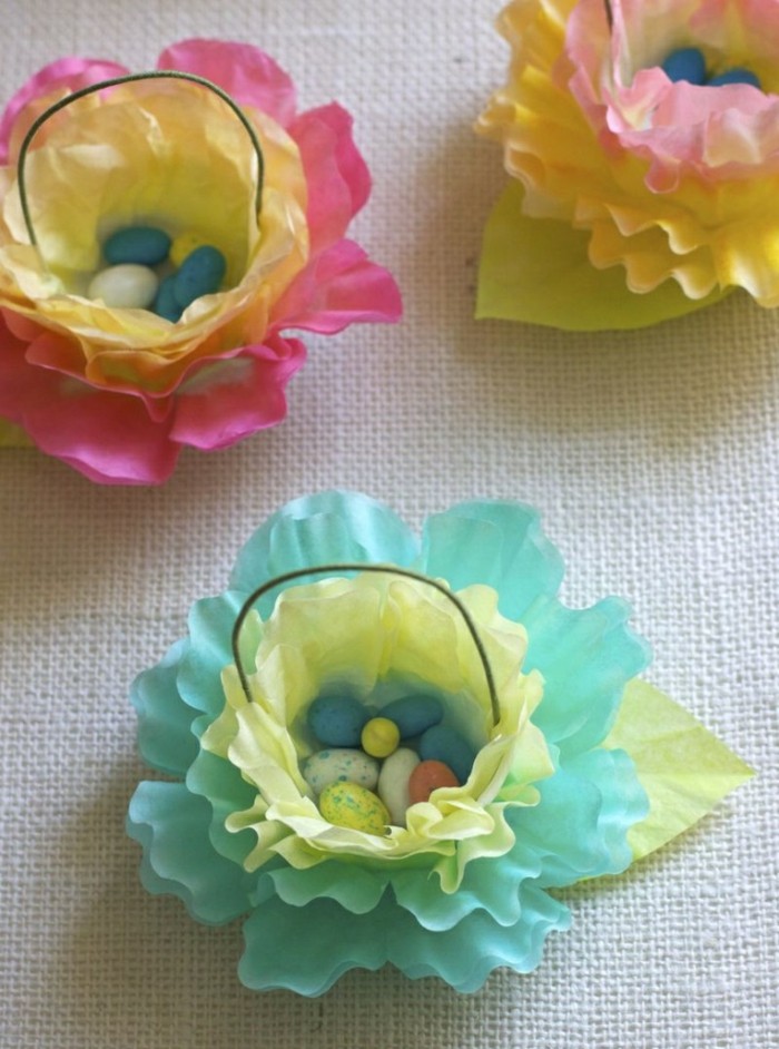 des-fleurs-en-papier-de-soie-petits-paniers-remplis-de-bonbons-en-forme-d-oeufs-multicolores-idée-d-activité-manuelle-printemps