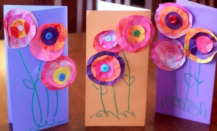 une carte avec des fleurs composées de cercles en papier, centre bouton, idée activité créative maternelle, carte à offrir pour la fête des mères