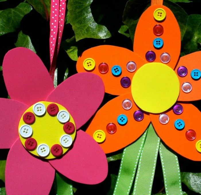 des-fleurs-en-papier-multicolores-des-boutons-multicolores-avec-des-bandes-vertes-activité-manuelle-primaire-maternelle