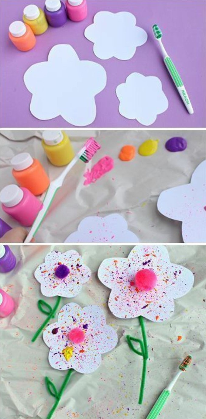 trchnique peinture à l'aide de brosse à dents, des fleurs décorés avec de la peinture et de petits pompons, activité manuelle printemps maternelle