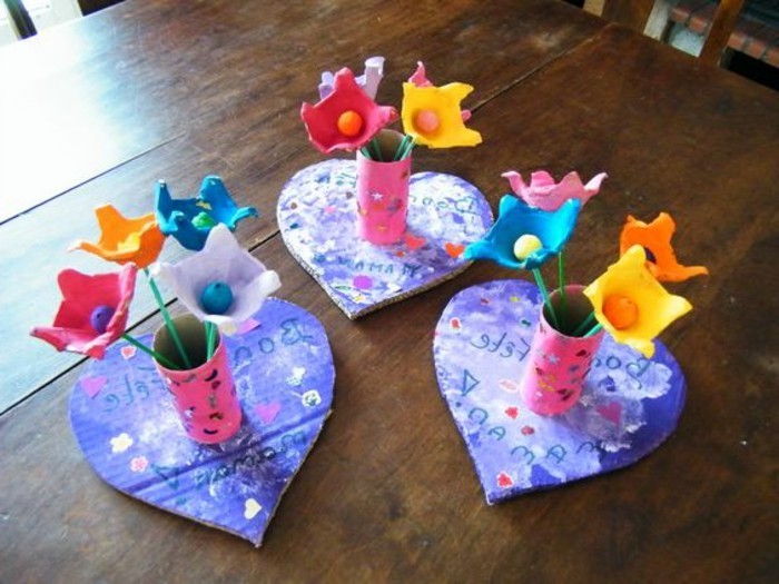 des alvéoles de boites à oeufs transformées en fleurs dans des vases multicolores, activité manuelle printemps maternelle