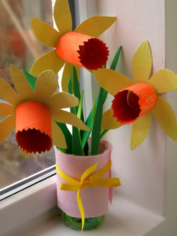activité manuelle printemps, des jonquilles en papier, dans un vase en plastique, diy rouleaux de papier toieltte et papier