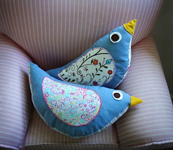des-oiseaux-bleus-a-motifs-floraux-doudou-fait-maison-patron-simple-idée-comment-fabriquer-un-doudou-facile
