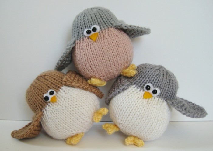 des-penguins-tricot-en-gris-et-blanc-marron-rose-idée-doudou-a-faire-soi-meme-yeux-mobiles-et-pieds-jaunes-tricotés