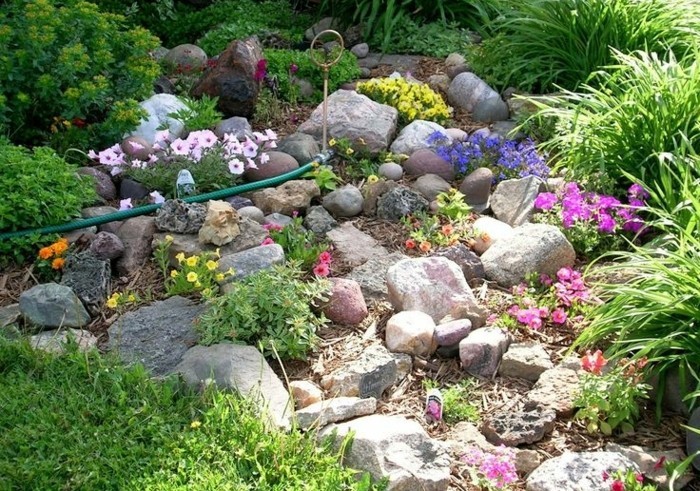 des-pierres-et-des-fleurs-et-des-arbustes-petit-coin-alpestre-à-faire-soi-meme-amenagement-jardin