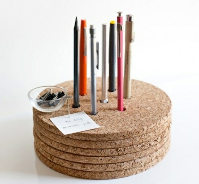 des-planches-de-lieges-superposés-avec-des-trous-rangerment-stylos-et-crayons-idée-comment-faire-un-pot-a-crayon