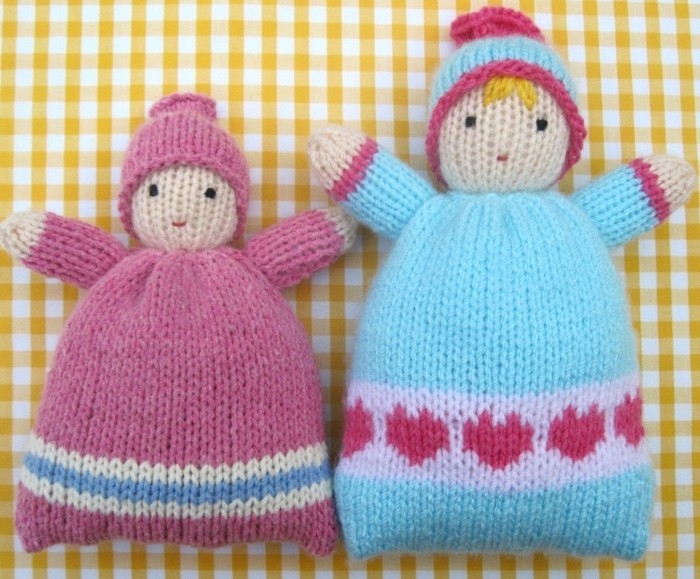 des-poupées-en-bleu-et-rose-avec-un-chapeau-doudou-a-faire-soi-meme-garcon-et-fille-tricot-facile-à-réaliser