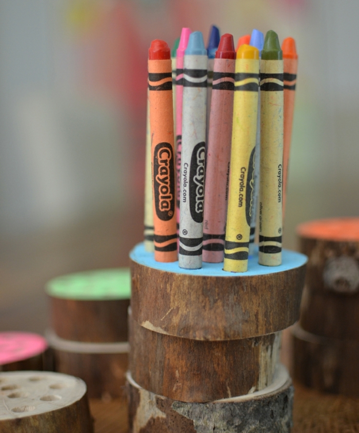 des-rondelles-en-bois-superposées-surface-repeinte-avec-des-trous-pour-ranger-des-crayons-en-couleur-idée-comment-fabriquer-un-pot-a-crayon