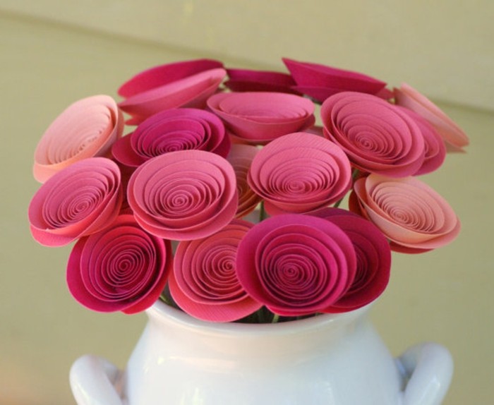 des-roses-en-papier-rose-idée-centre-de-table-bouquet-de-fleurs-artificielles-dans-un-vase-idée-activité-manuelle-printemps-originale