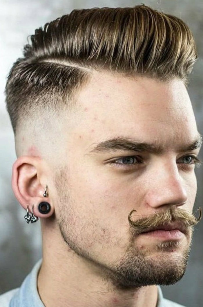 coupe de cheveux homme court sur les cotés long dessus style pompadour avec moustache homme