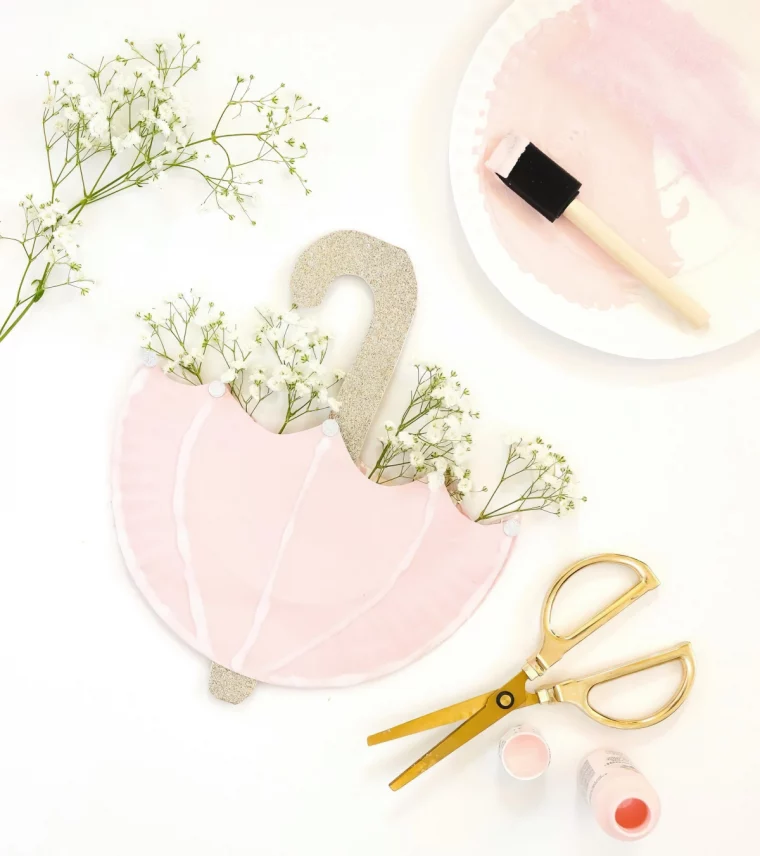 diy carte fleurs assiette papier peinture rose pastel ciseaux surface blanche