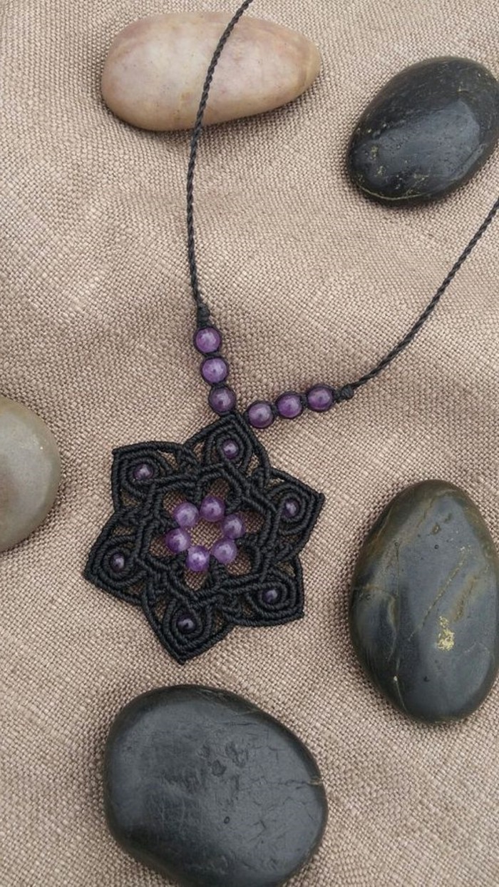 macramé technique, collier noir, perles violettes, petites pierres décoratives, diy macramé