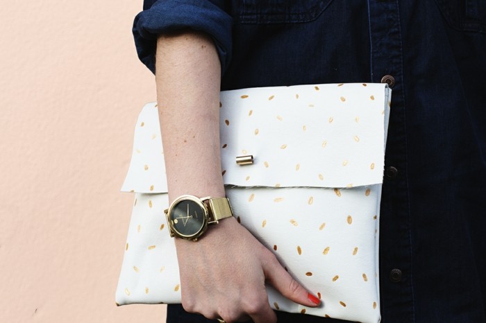 diy-pochette-blanche-à-motifs-dorés-une-fermeture-intéressante-idée-comment-faire-une-pochette-soi-meme-accessoire-sac-femme-stylé