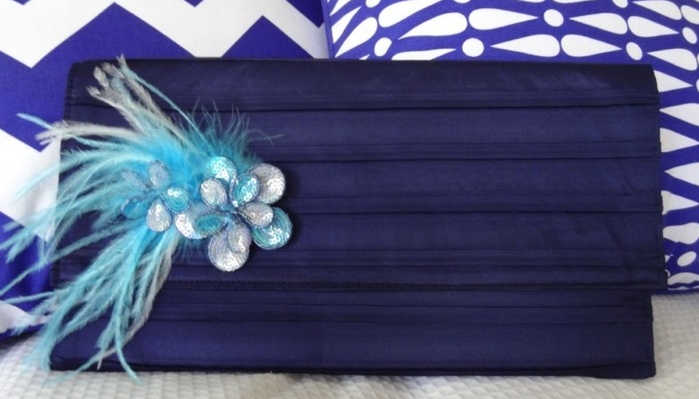 diy-pochette-bleu-indigo-decoration-de-fleurs-en-bleu-ciel-et-teinte-argent-idée-pochette-de-soirée-élégante