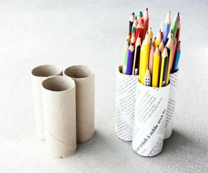 diy-rouleau-papier-toilette-enveloppé-de-papier-journal-idée-pour-fabriquer-un-pot-à-crayon-pour-les-crayons-en-couleur