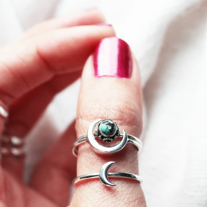une bague phalange argentée ornée de turquoise, anneau lune de style bohème