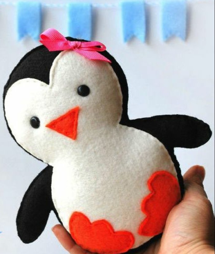 doudou-a-faire-soi-meme-modele-doudou-penguin-en-tissu-rempli-de-coton-idée-cadeau-enfant-diy