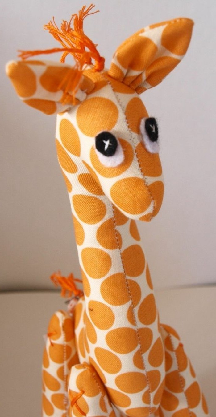 doudou-a-faire-soi-meme-une-girafe-a-offrir-a-un-enfant-idée-comment-faire-un-doudou-original-grand-taille