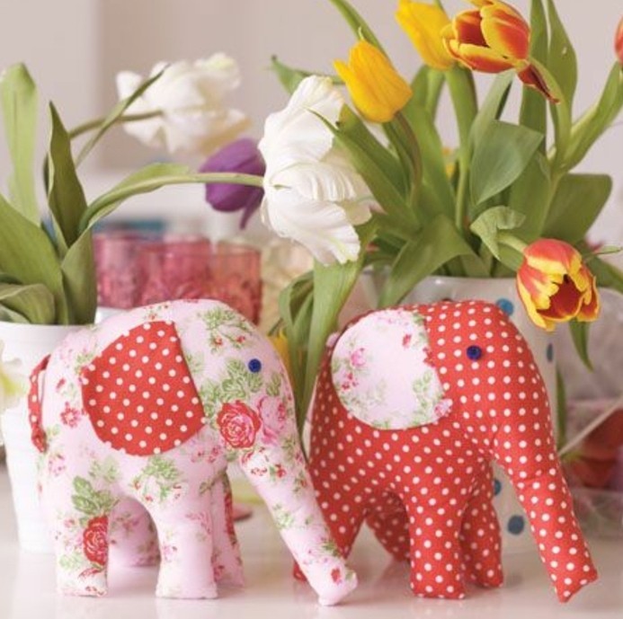 doudou-elephant-un-elephant-rouge-à-points-blancs-et-un-elephants-a-fleurs-idée-doudou-fait-maison-coloré