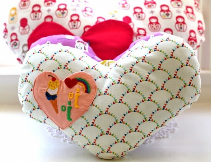 doudou-fait-main-coeur-tissu-multicolores-décoration-personnalisée-coussin-doudou-personnalisé-a-faire-soi-meme-cadeau-anniversaire