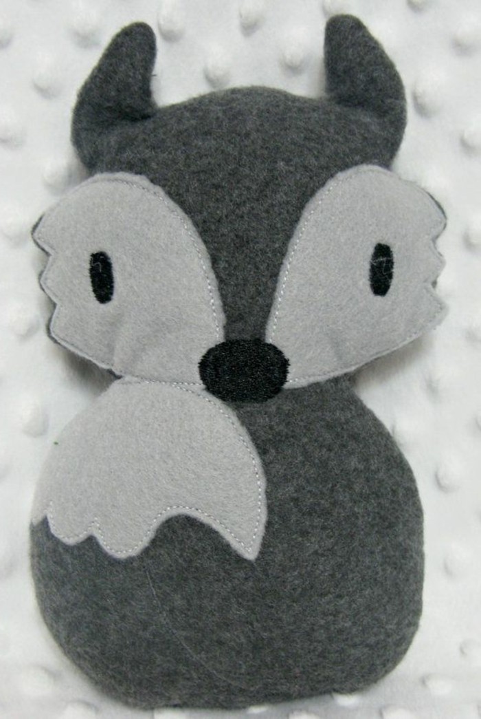 doudou-fait-maison-renard-en-gris-clair-et-gris-foncé-idée-comment-fabriquer-un-doudou-plat-petit-coussin