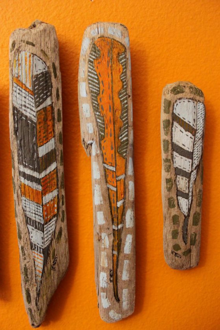 déco bois flotté, motifs ethniques sur créations en bois trouvé au bord de la mer