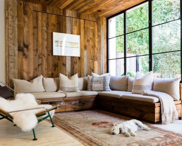 idee deco cocooning, murs en bois, tapis ethnique, canapé d'angle, coussins décoratifs taupe