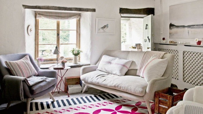 idee deco salon cocooning, canapé blanc, fauteuil gris, coussins décoratifs, paysage blanc et noir