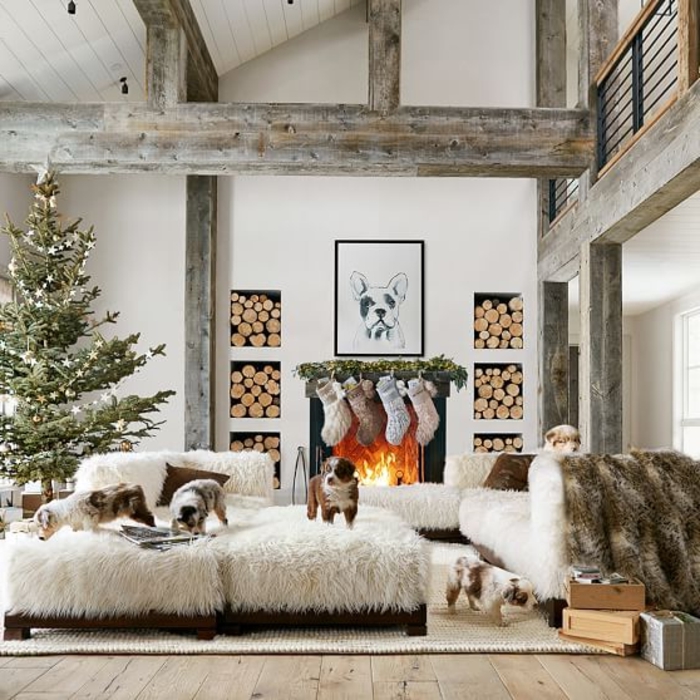 deco sejour, cheminée allumée, sapin de Noel, plafond avec poutres en bois, guirlande de Noel, murs blancs