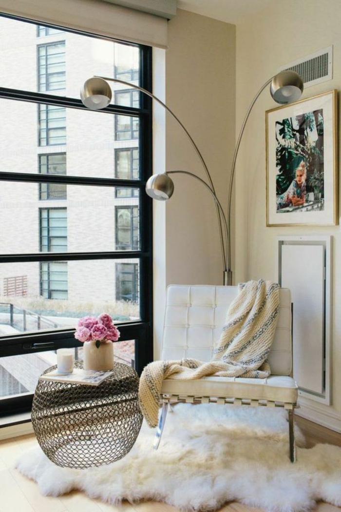 idee deco salon cocooning, tapis en fausse fourrure, grande fenêtre, chaise blanche