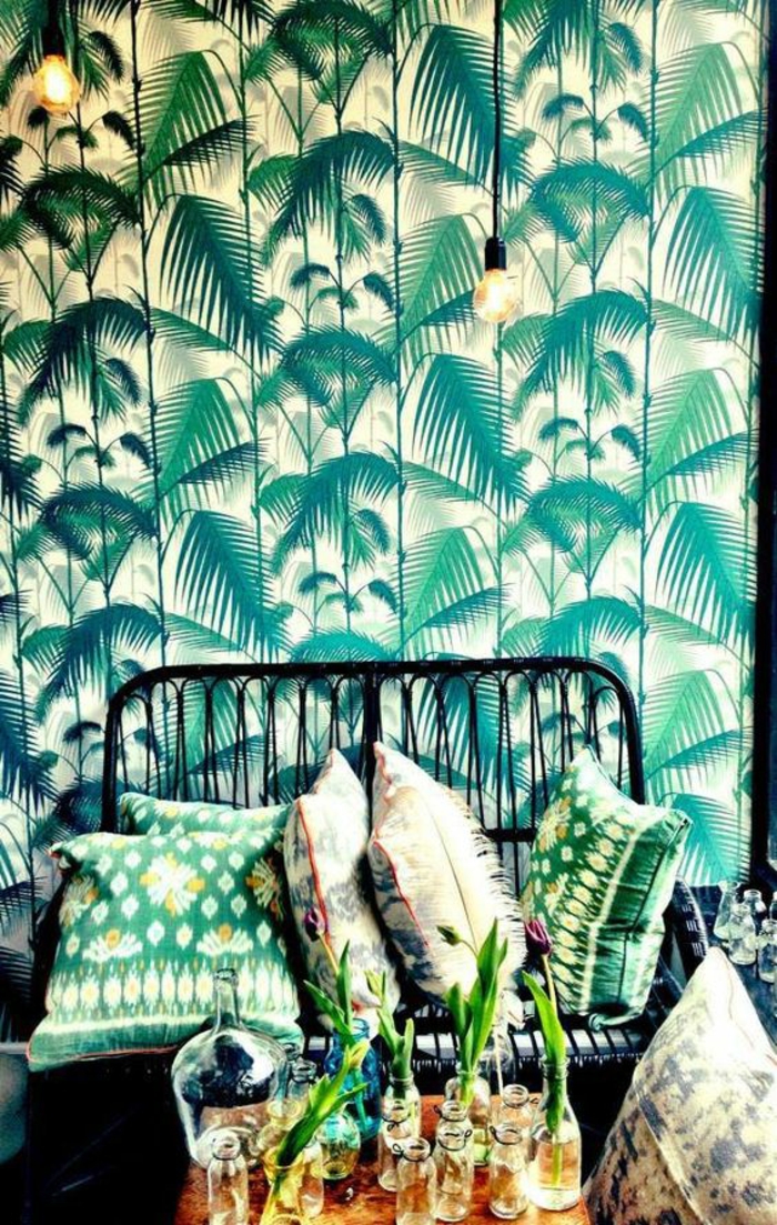 déco-tropicale-coussins-décoratifs-papier-peint-jungle