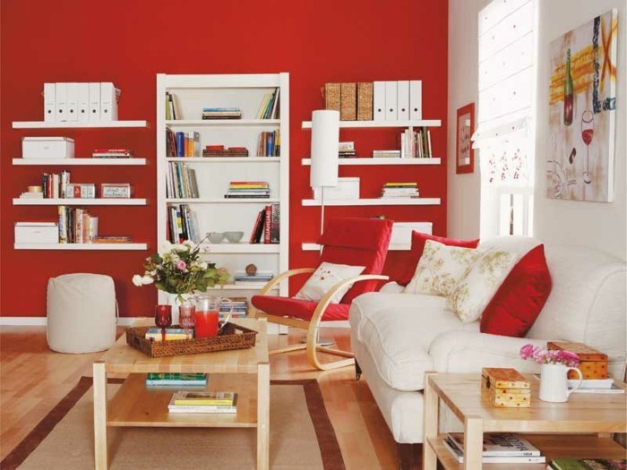 salon feng shui, murs rouges, étagères blanches, chaise à basculer, canapé blanc