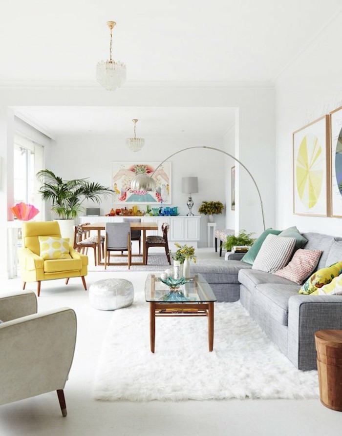feng shui salon, plafond blanc, fauteuil jaune, plante tropicale, table en bois, canapé gris