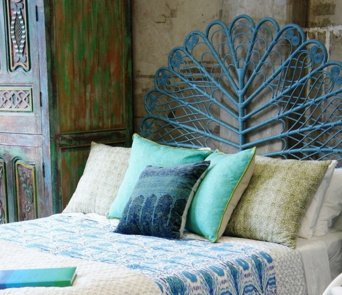 décoration-bleu-canard-ou-paon-deco-chambre-ado-lit-fer-joli