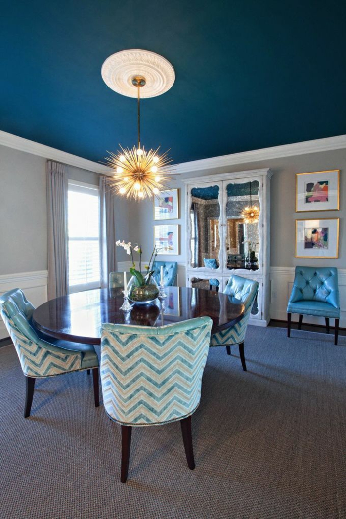 décoration-chambre-garçon-chambre-bleue-la-salle-à-manger-table-ronde-chaises